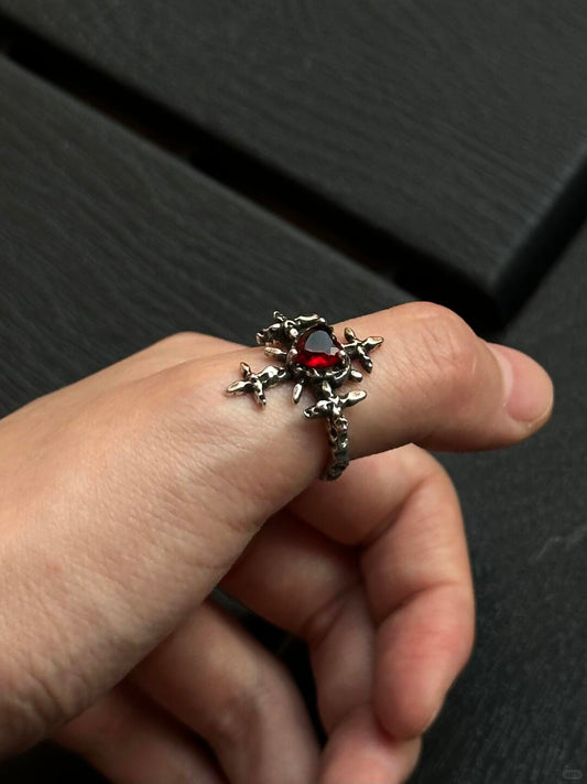 Cuore d'Inverno | Anello con pietra preziosa a forma di fiocco di neve (pezzo unico)