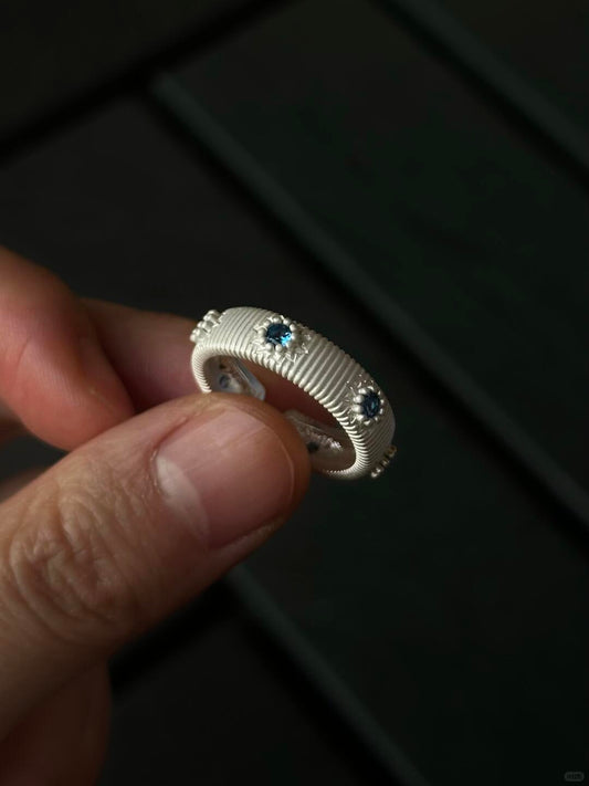 Anello con zaffiro a filo azzurro | Fascia testurizzata a filo con zaffiri blu