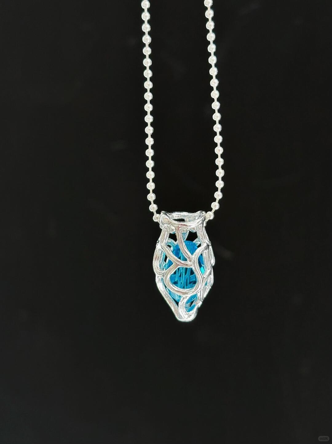 Dive into the Depths: The Heart of the Ocean Necklace