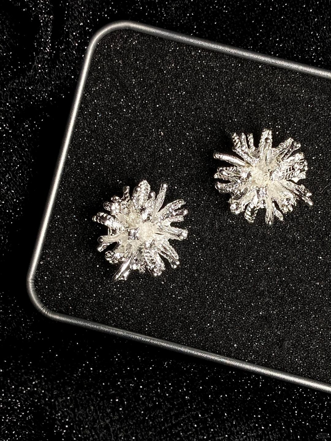 Cold Fireworks Stud Earrings | Irregular Sparkle & Night‑Sky Glow (Limited Edition)