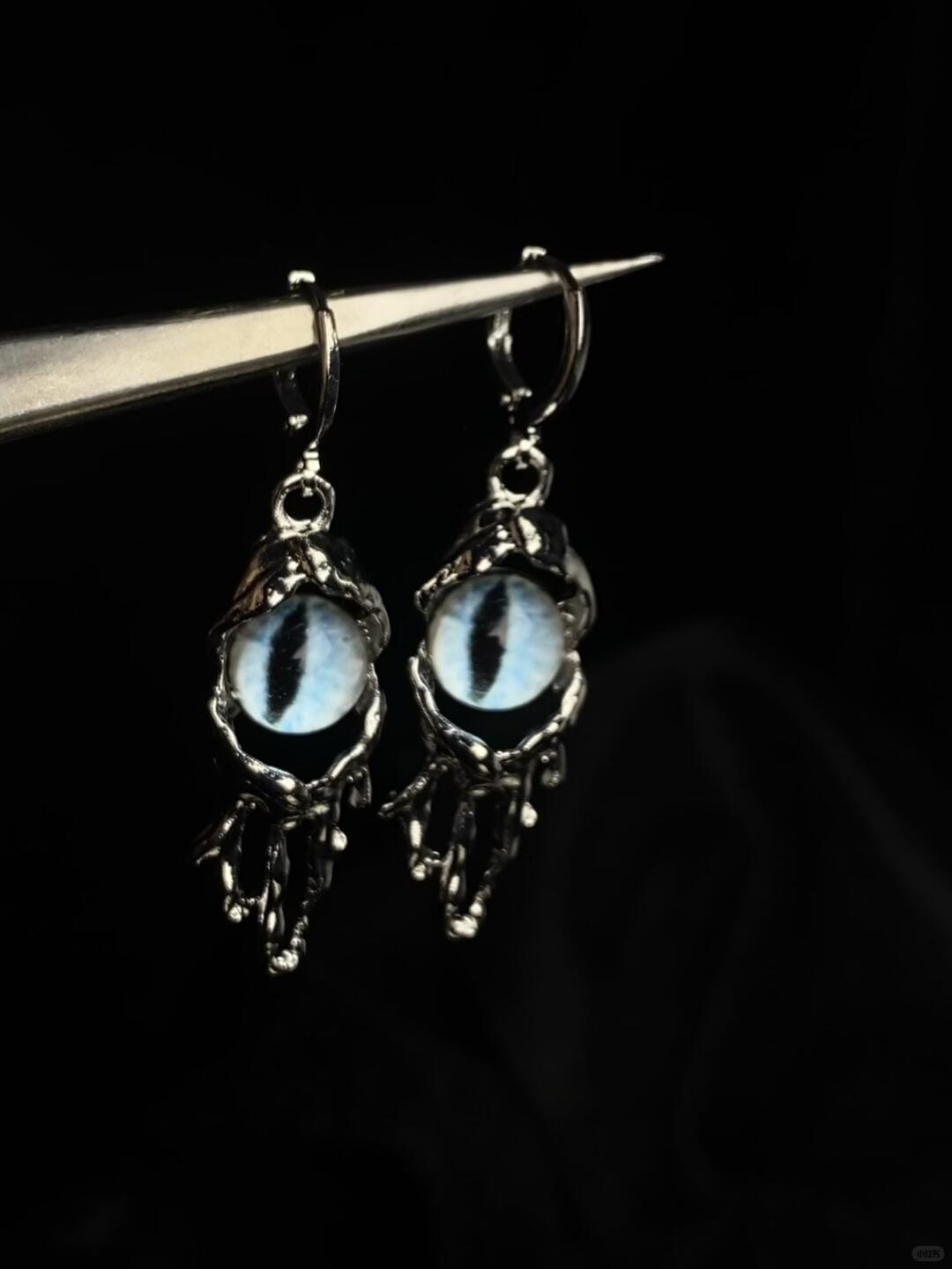 Cthulhu’s Tear Ear Cuffs | Eldritch Eye & Minimal Dark Glow (Limited Edition)
