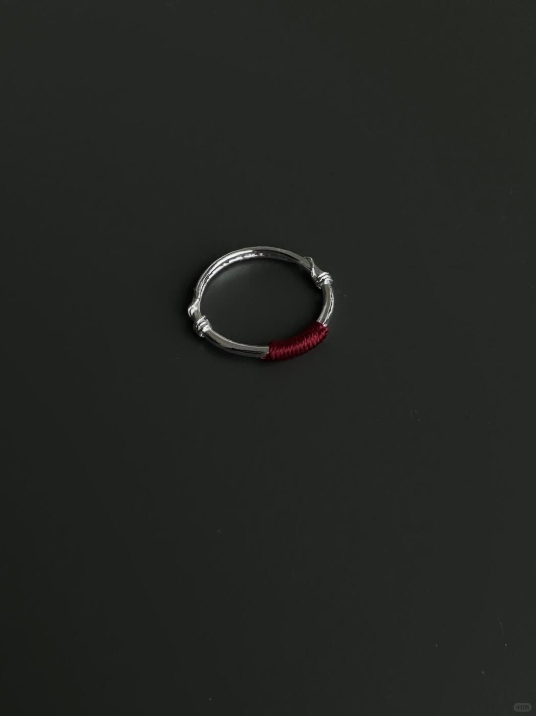 Fili aggrovigliati | Anello del filo rosso del destino (Y2K Limited)